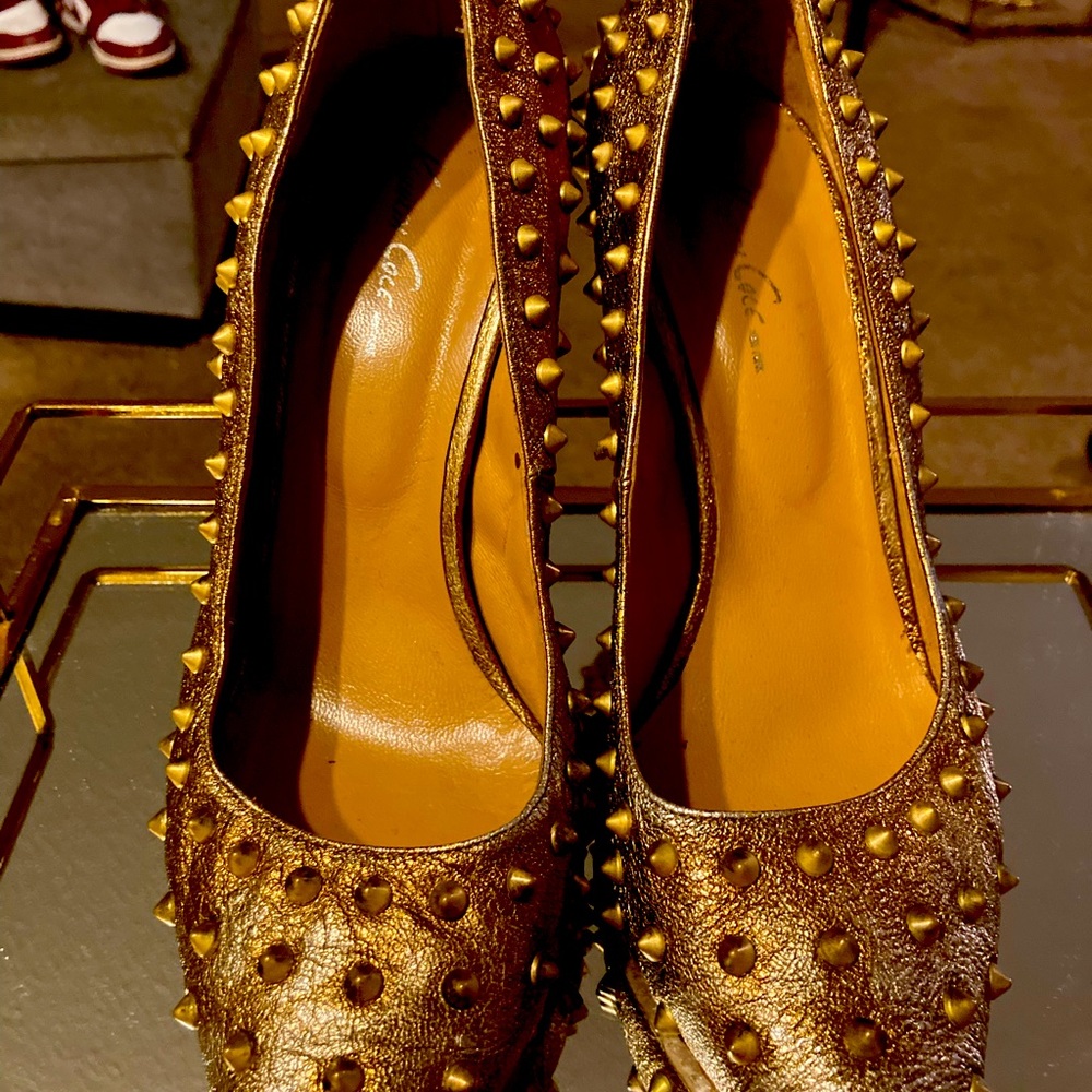 Kenneth Cole size 40 gold